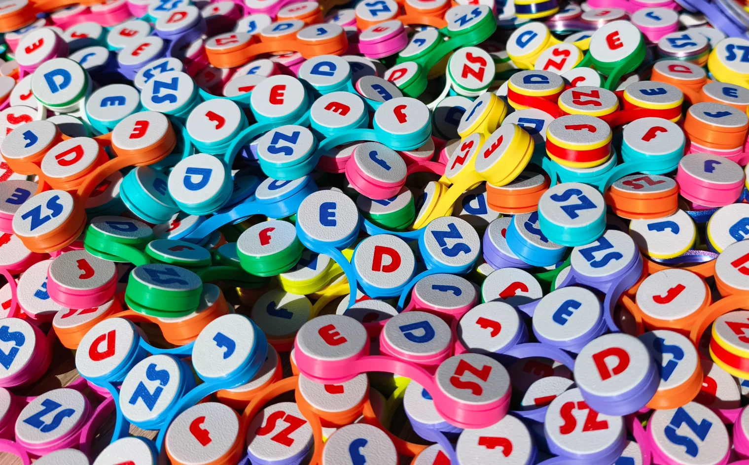 Színes EDFSZ fidget spinnerek nagy darabszámú céges rendelésben